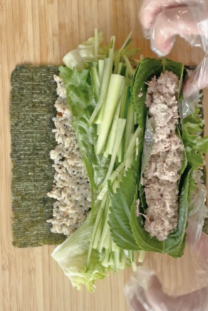 wrapping kimbap